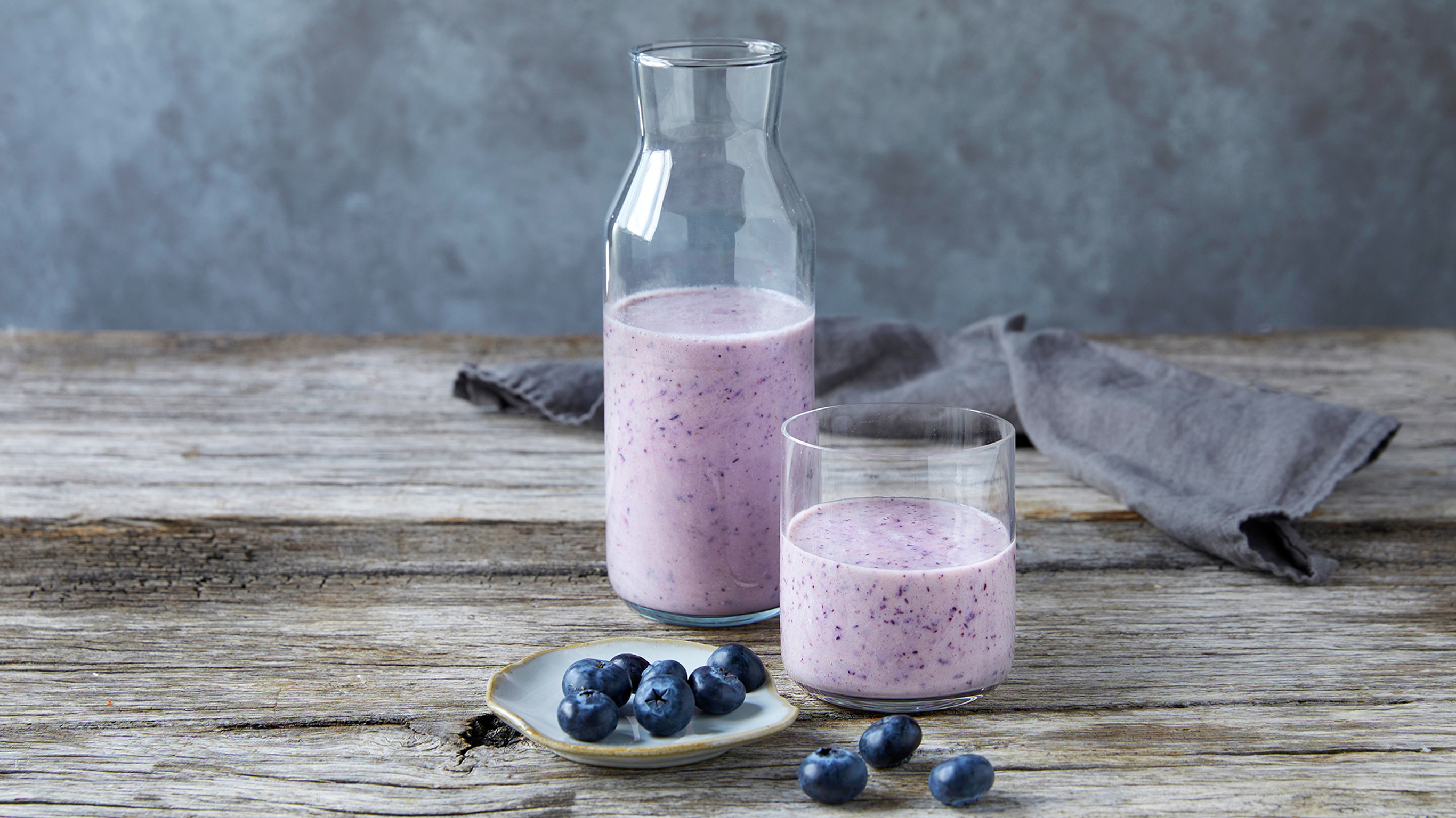 Coconut, Blueberry & Date Smoothie