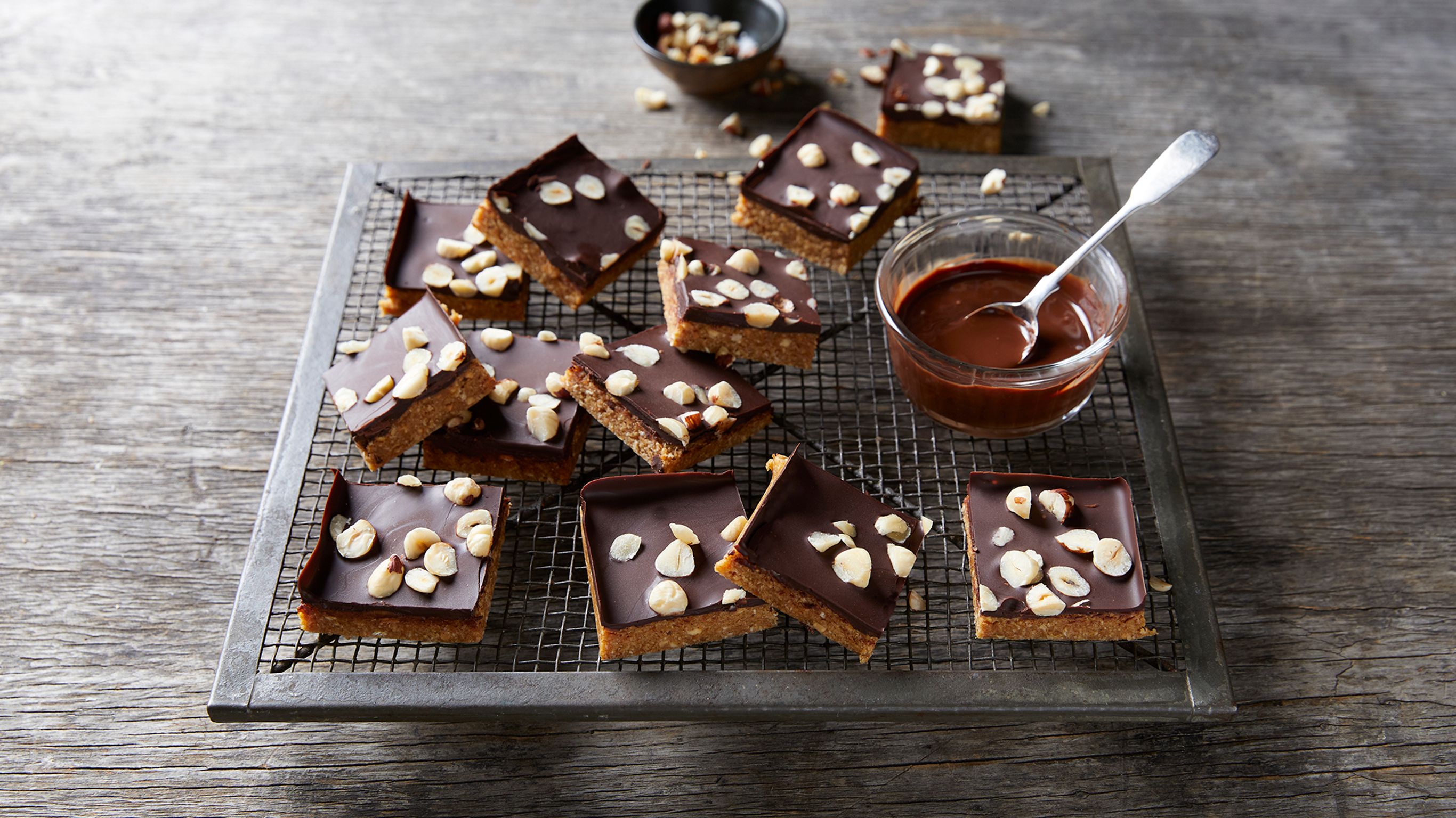 Chocolate & Peanut Granola Bar from the Centr meal plan.