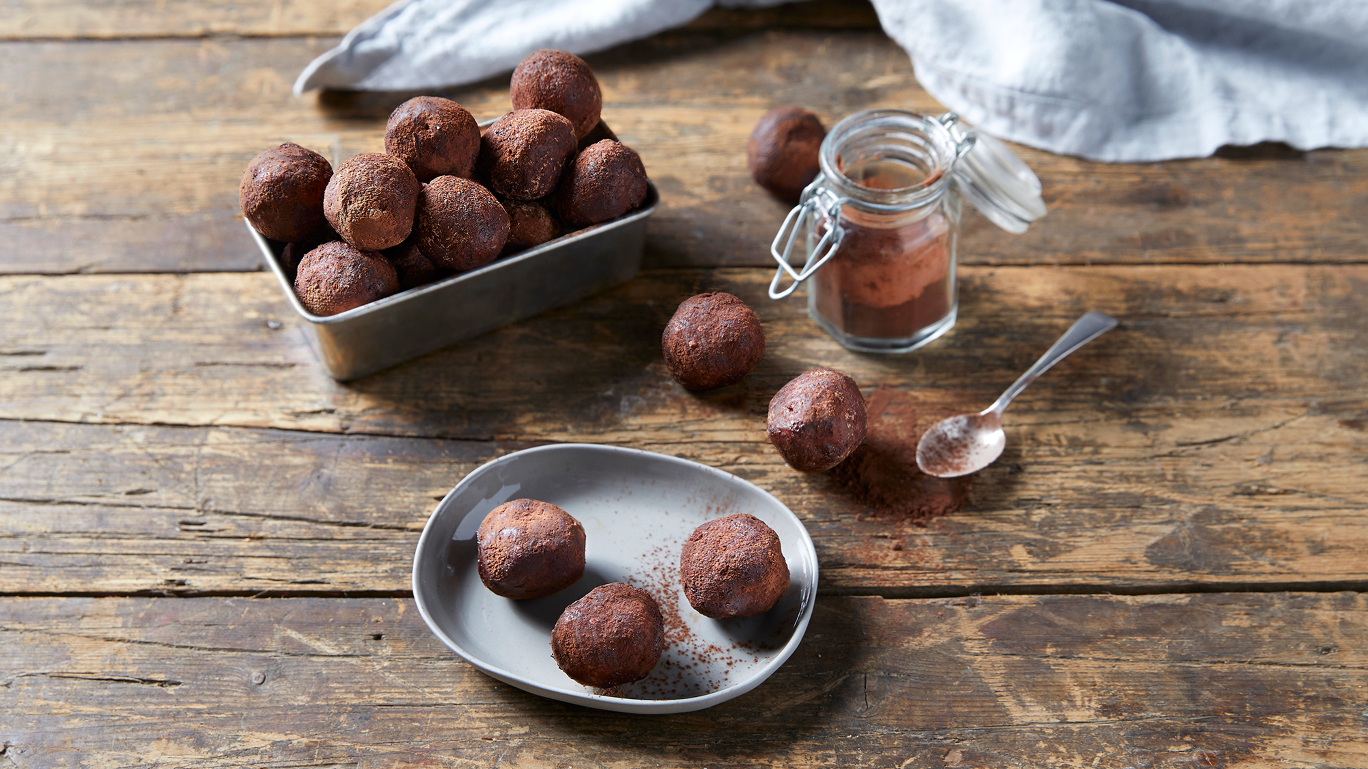 Healthy Choc Tahini & Date Bliss Balls for Valentine's Day.