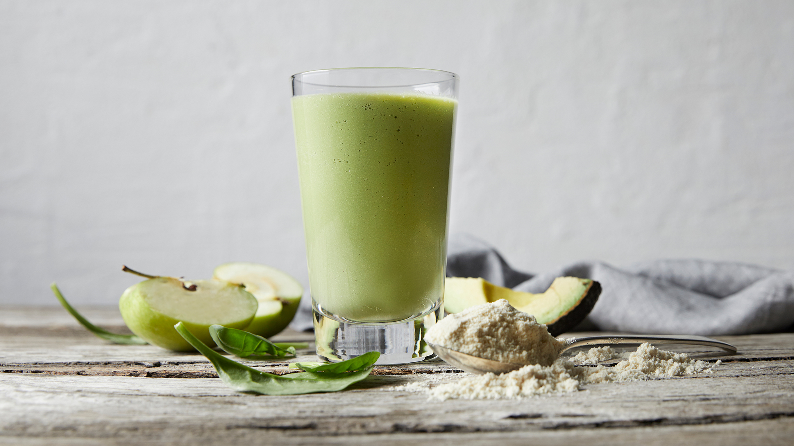 A protein-packed Green Super Smoothie from the Centr Build Muscle meal plan.