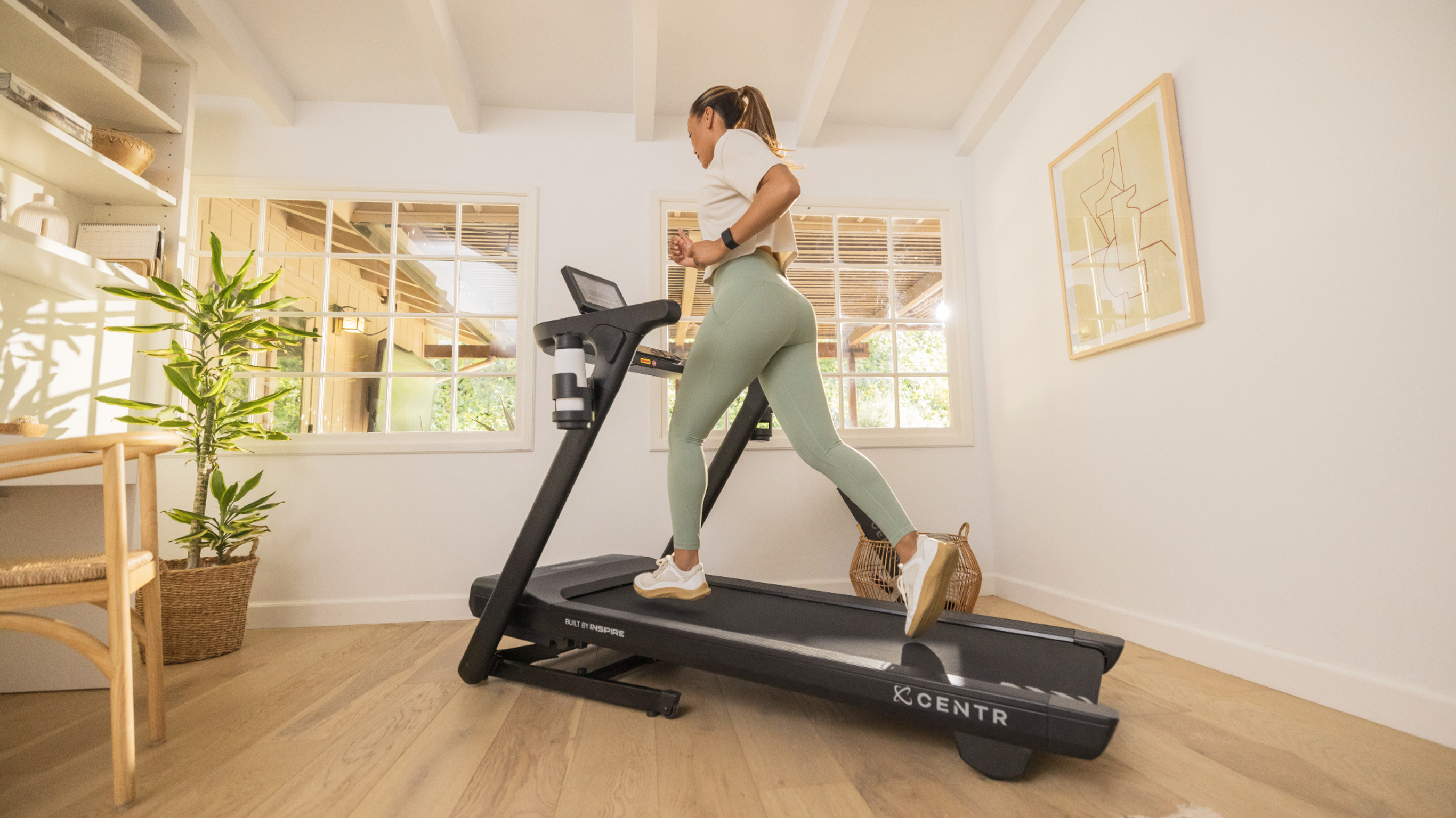 Centr trainer Maricris Lapaix does a cardio workout on the Centr Runr S treadmill.