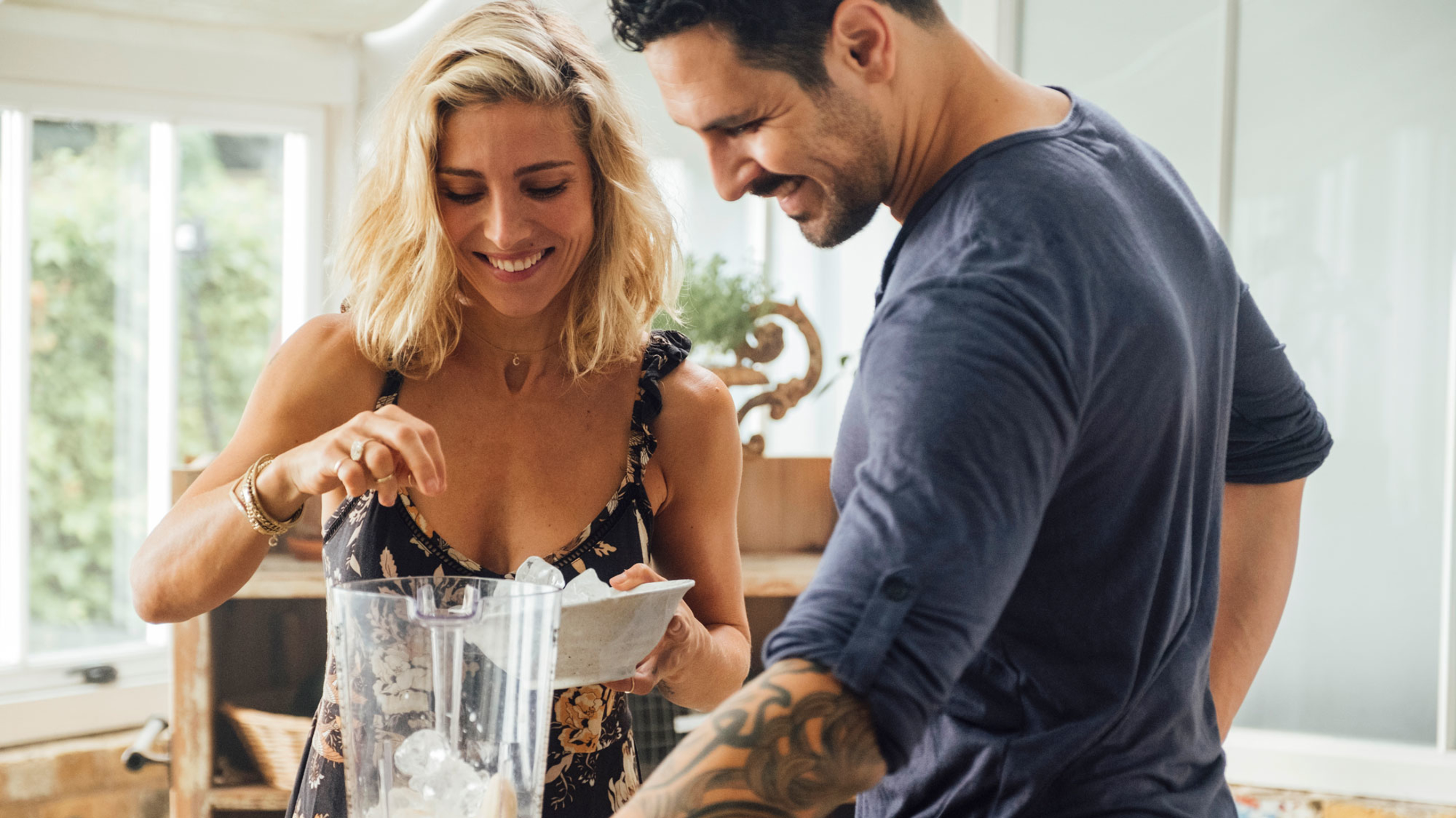 Sergio Perera and Elsa Pataky smiling while cooking together.