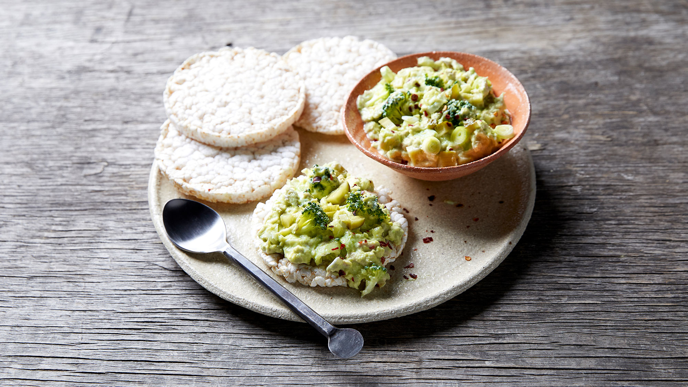 High-protein rice cakes with avocado & tuna from the Centr meal plan.